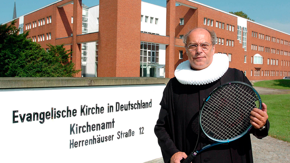 Klaus-Peter Weinhold, Sportpfarrer der Evangelischen Kirche in Deutschland (EKD),  am 2.8.04 vor dem Kirchenamt der EKD in Hannover.