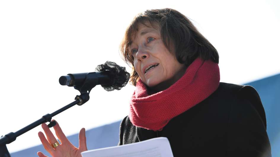 Die Ratsvorsitzende der Evangelischen Kirche in Deutschland, Praeses Annette Kurschus, spricht auf der Kundgebung