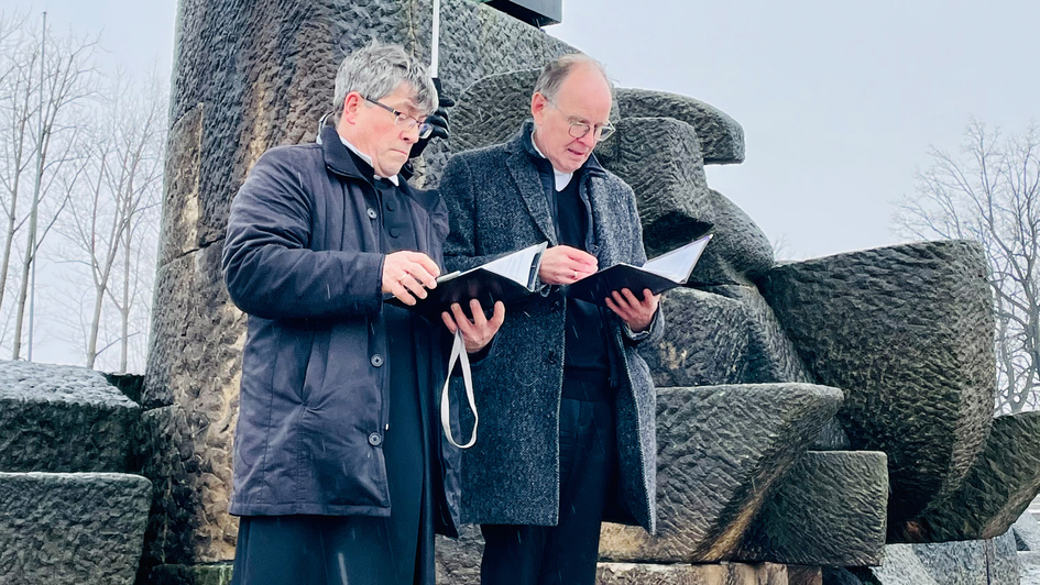 Die Landesbischöfe Friedrich Kramer (links) und Ralf Meister am internationalen Denkmal im Vernichtungslager Auschwitz-Birkenau