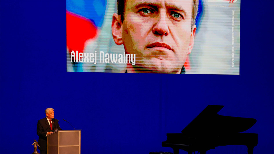 Das Foto zeigt den russischen Regimekritiker Alexej Nawalny (1976-2024, im Hintergrund im Foto zu sehen), als er postum mit dem Friedenspreis Dresden ausgezeichnet wurde.