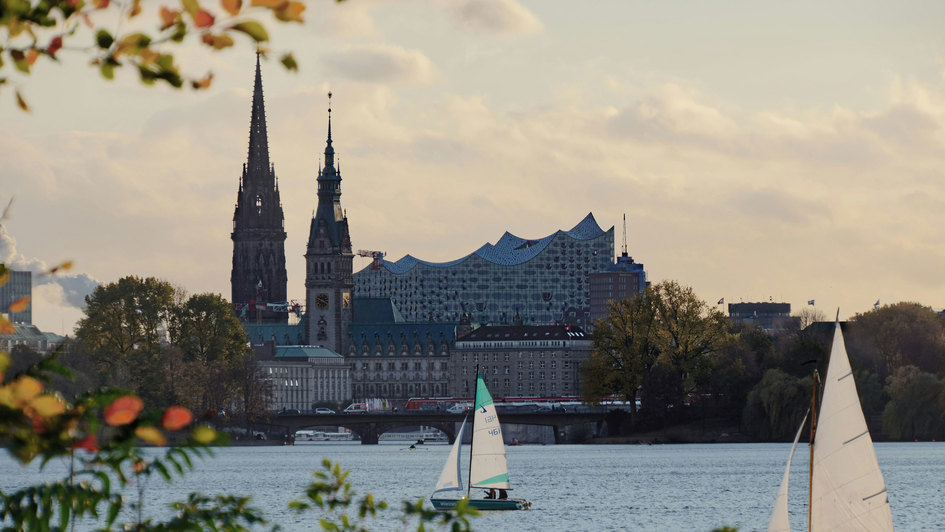 Stadtbile Hamburg mit Blick auf die Elbphilharmonie - HIntergund Kirchtürme