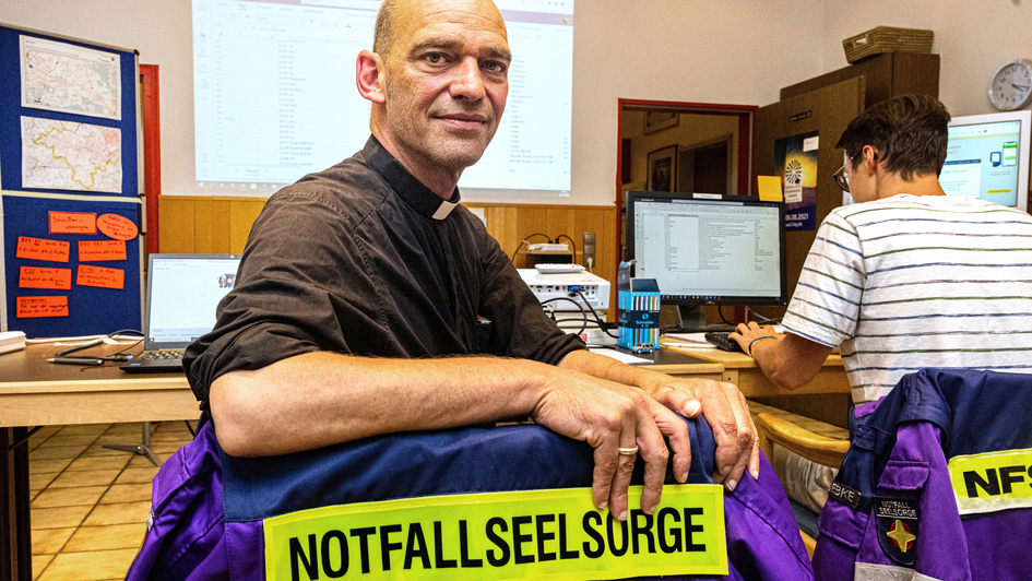 Pfarrer Albrecht Roebke, evangelischer Koordinator der Notfallseelsorge, in der provisorischen eingerichteteten Zentrale der Notfallseelorge in Bonn (Foto vom 24.07.2021). Pfarrer Albrecht Roebke, evangelischer Koordinator der Notfallseelsorge, in der provisorischen eingerichteteten Zentrale der Notfallseelorge in Bonn (Foto vom 24.07.2021).