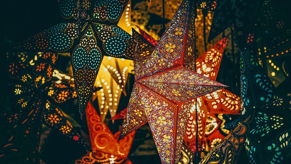 Symbolbild: Bunte Sterne als Adventsschmuck Symbolbild: Bunte Sterne als Adventsschmuck