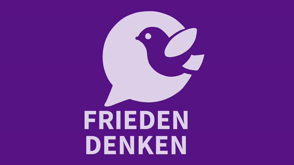 Die EKD hat in der Debatte über den Umgang mit militärischer Bedrohung, Rüstungslieferungen und Friedensethik den Podcast „Frieden denken“ gestartet. In der ersten Folge tauschten sich die EKD-Ratsvorsitzende Kirsten Fehrs und Militärbischof Bernhard Felm
