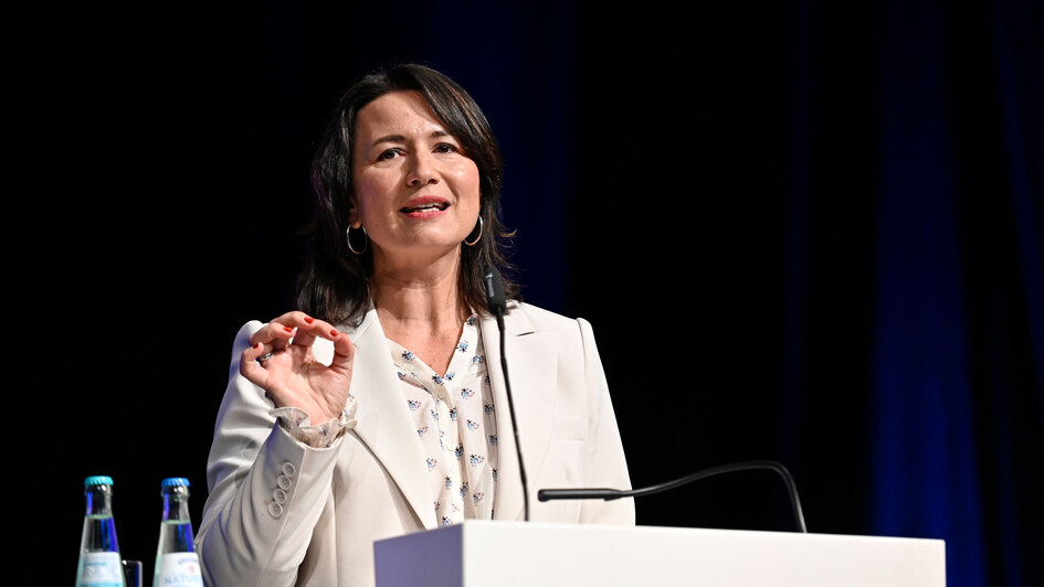 Anja Siegesmund, Praesidentin des 39. Deutschen Evangelischen Kirchentages in Hannover, spricht am Dienstag (12.11.2024) waehrend der 5. Tagung der 13. Synode der Evangelischen Kirche in Deutschland (EKD) in Wuerzburg.