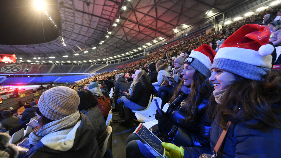 Von 'Jingle Bells' bis 'O du froehliche': Rund 6.000 Menschen haben sich am Donnerstagabend beim ersten Stadionsingen in Hannover zu einem Mega-Chor vereint und weihnachtliche Hits angestimmt (Foto vom 15.12.2022).