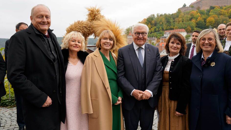 Mit der traditionellen Übergabe einer Erntekrone an Bundespräsident Frank-Walter Steinmeier haben Vertreterinnen und Vertreter des Deutschen Bauernverbandes (DBV), der Evangelischen Kirche in Deutschland (EKD), des Katholischen Verbandes für die Menschen