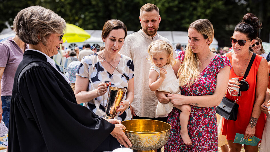 Mehr als 250 Kinder, Jugendliche und Erwachsene sind am Samstag bei einem grossen Tauffest in der Bonner Rheinaue getauft worden (Foto vom 29.06.2024).