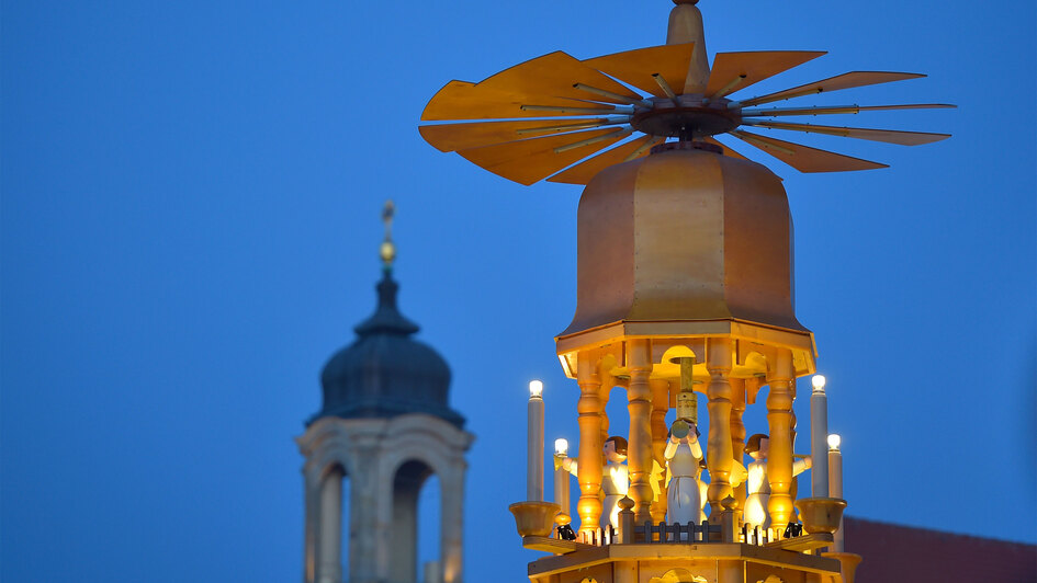 Weihnachtspyramide mit Engeln - im HIntergrund ein Kirchturm Weihnachtspyramide mit Engeln - im HIntergrund ein Kirchturm
