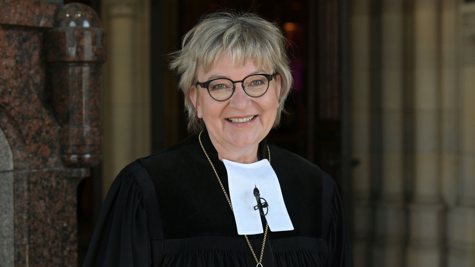 In einem Gottesdienst in der Speyerer Gedächtniskirche hat die Evangelische Kirche der Pfalz am Sonntag (14.02.2021) Dorothee Wüst in ihr neues Amt eingeführt und Kirchenpräsident Christian Schad verabschiedet. In einem Gottesdienst in der Speyerer Gedächtniskirche hat die Evangelische Kirche der Pfalz am Sonntag (14.02.2021) Dorothee Wüst in ihr neues Amt eingeführt und Kirchenpräsident Christian Schad verabschiedet.