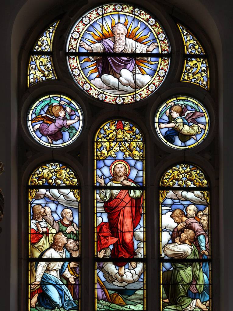 Kirchenfenster mit Christi Himmelfahrt in der evangelischen Kirche in Großpostwitz
