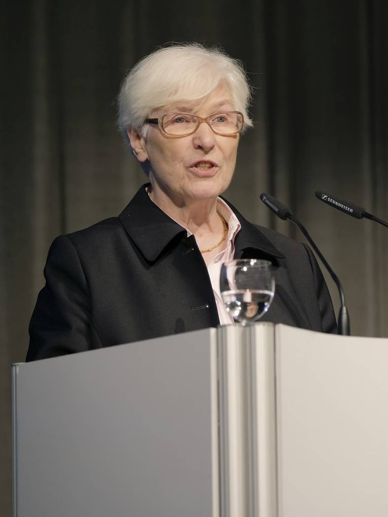 Irmgard Schwaetzer, die Präses der EKD-Synode am Rednerpult