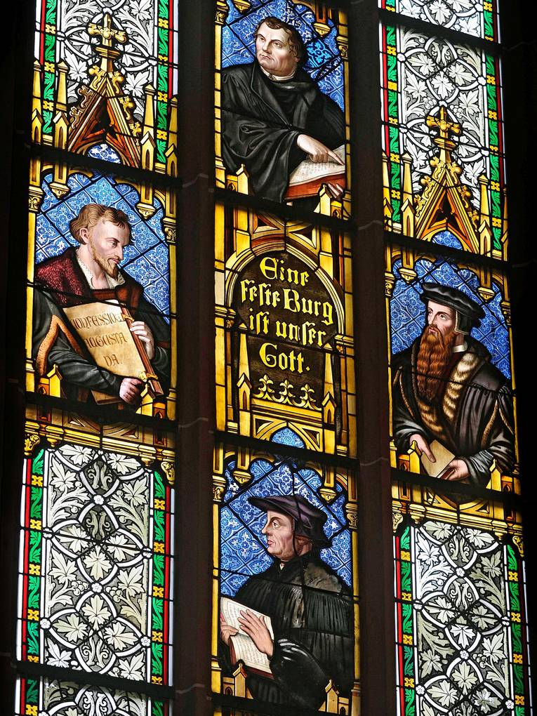 Kirchenfenster mit den Reformatoren Martin Luther, Johannes Calvin, Ulrich Zwingli und Phlipp Melanchthon in der Heidelberger Peterskirche