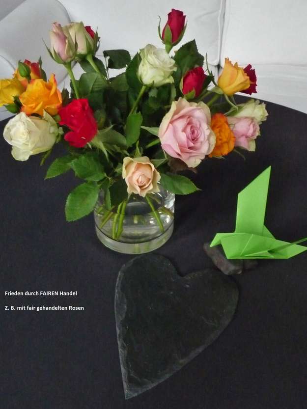 Friedenstraube mit Fair-Trade-Rosen aus dem Weltladen Iserlohn