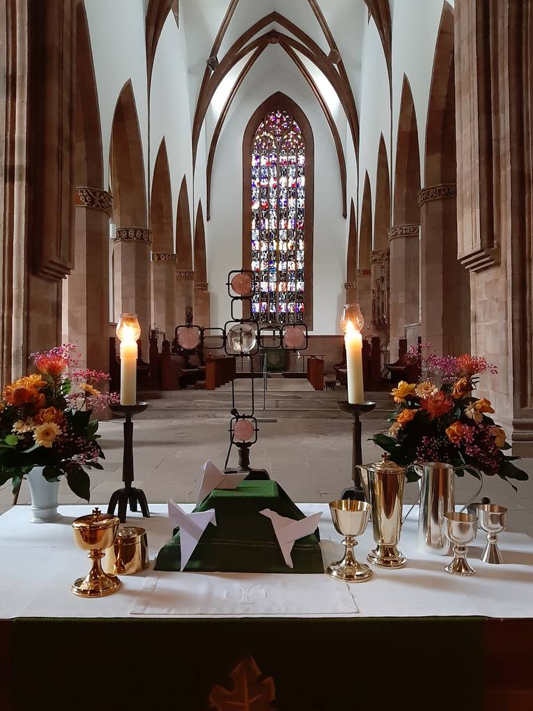 Friedenstauben auf dem Altar der Kirche in Amelungsborn