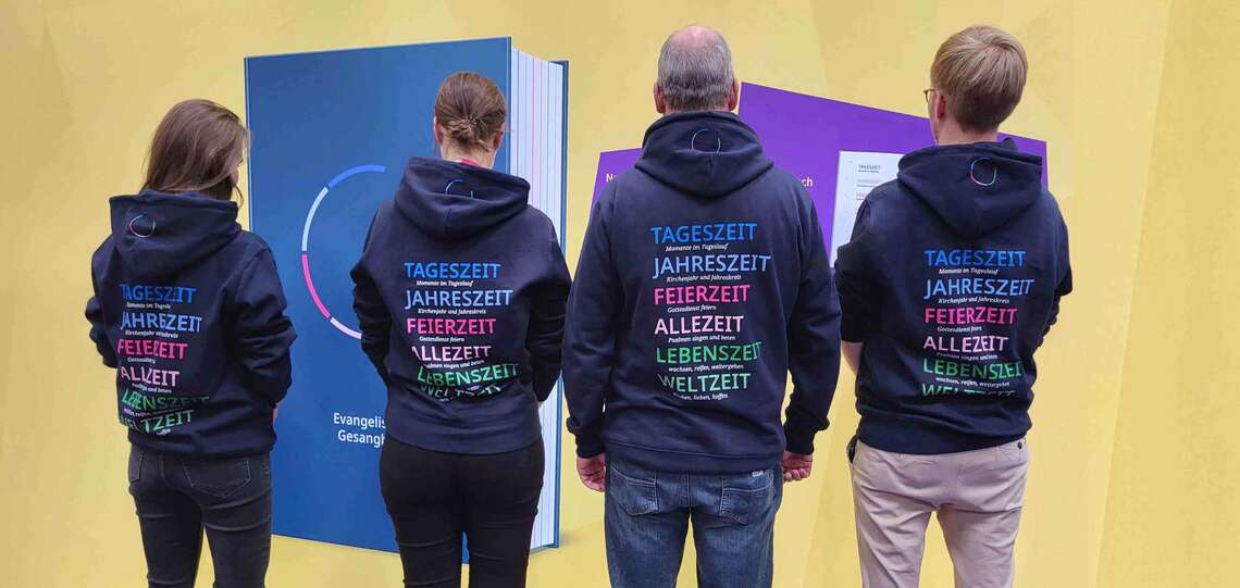 Projektbüro auf dem Messestand des Kirchentags 2025 mit den neuen Hoodies Projektbüro auf dem Messestand des Kirchentags 2025 mit den neuen Hoodies