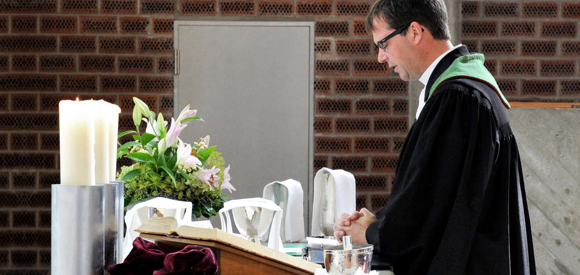 Pfarrer Ralf Schmidt betet im Gottesdienst der evangelischen Wiesbadener Erlösergemeinde in Mainz-Kastel.