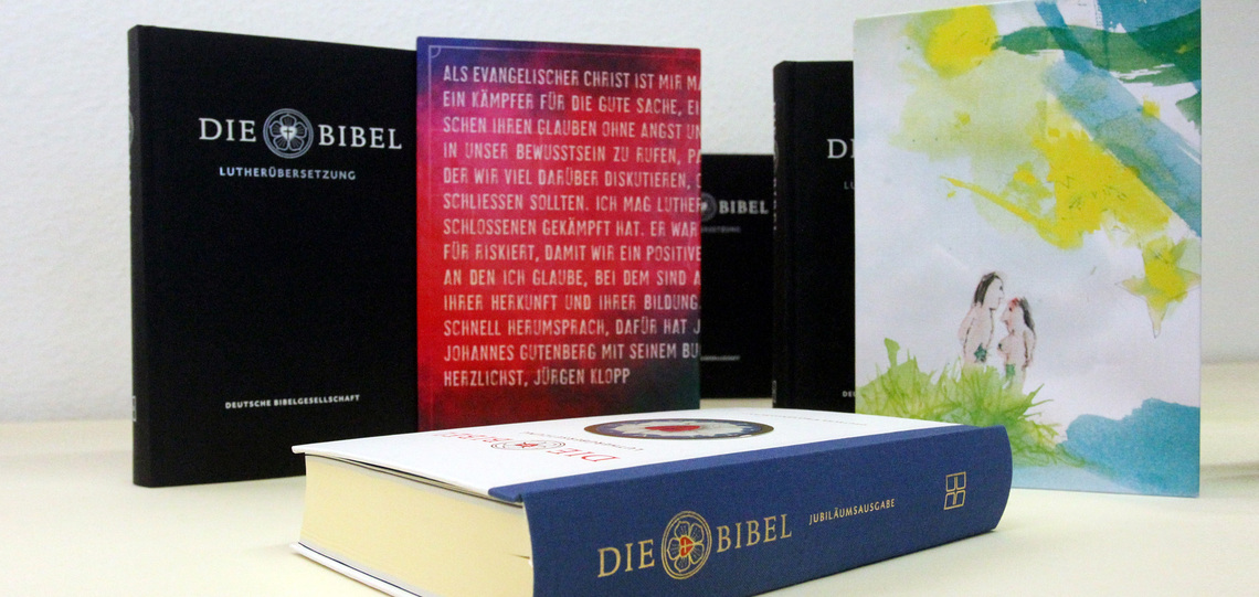 Verschiedene Ausgaben der neuen Lutherbibel 2017.