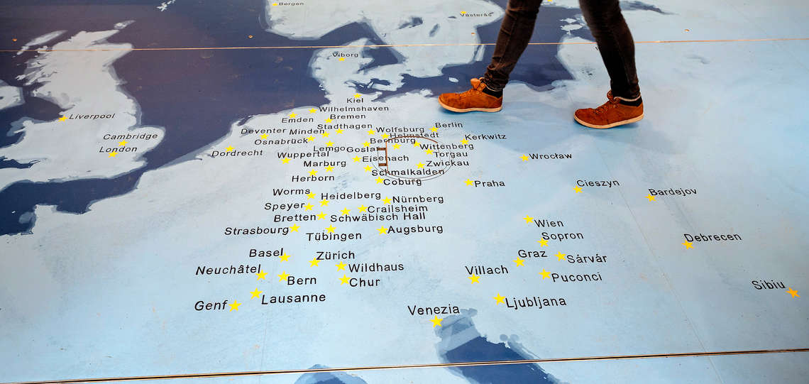 Europakarte mit den Orten des Stationenweges auf dem Fussboden im Truck