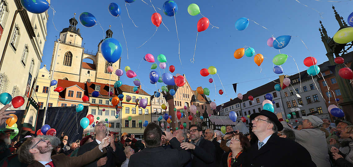Zum Auftakt des Reformationsjubiläums am 30.10.2016 steigen in der Lutherstadt Wittenberg 500 Luftballons in den Himmel auf.