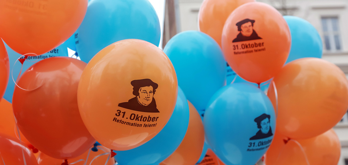 Luftballons mit dem Porträt von Martin Luther und der Aufschrift '31. Oktober Reformation feiern'.
