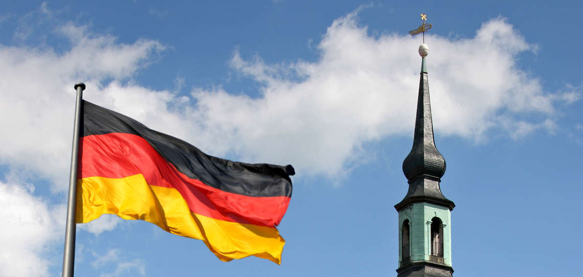 Deuschlandflagge neben dem Kirchturm der evangelischer Stadtkirche in Lübbenau.