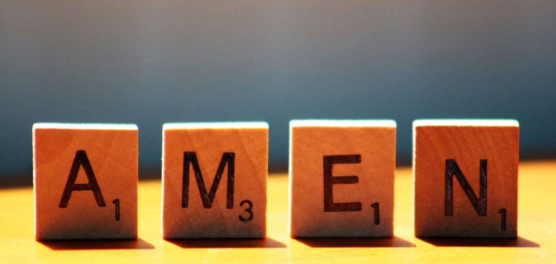 Holzsteine eines Scrabble-Spiels bilden das Wort Amen Holzsteine eines Scrabble-Spiels bilden das Wort Amen