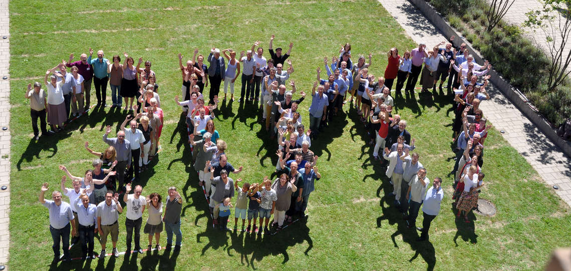 Pfarrerinnen und Pfarrer stehen während der EKD-Auslandspfarrkonferenz in Bad Boll im August 2016 in Form der Jahreszahl 2017.