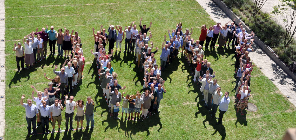 Pfarrerinnen und Pfarrer stehen während der EKD-Auslandspfarrkonferenz in Bad Boll im August 2016 in Form der Jahreszahl 2017. Pfarrerinnen und Pfarrer stehen während der EKD-Auslandspfarrkonferenz in Bad Boll im August 2016 in Form der Jahreszahl 2017.