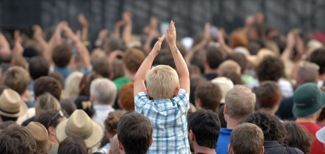Publikum bei einer Veranstaltung im Freien. Publikum bei einer Veranstaltung im Freien.