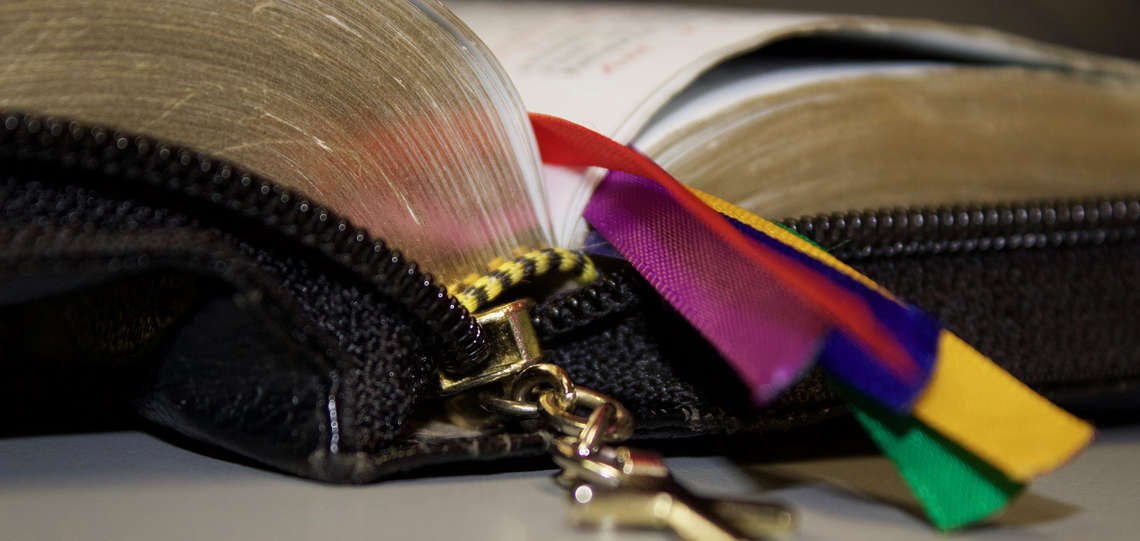 Aufgeschlagene Bibel mit Goldschnitt und vielen farbigen Bändern als Lesezeichen Aufgeschlagene Bibel mit Goldschnitt und vielen farbigen Bändern als Lesezeichen