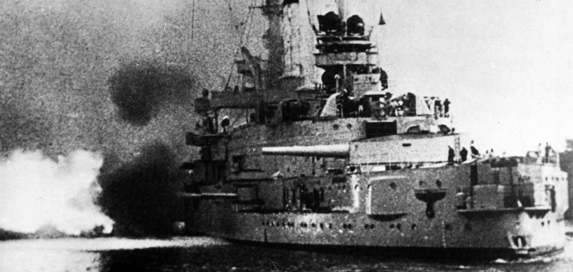 Kurz vor Sonnenaufgang beschießt das deutsche Kriegsschiff "Schleswig-Holstein" am 1. September 1939 die polnische Garnison auf der Westerplatte, einer Halbinsel bei Danzig (Foto).