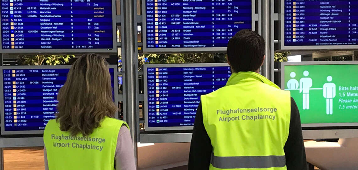 Mitarbeiter des Seelsorgeteams am Frankfurter Flughafen mit neongelben Westen. Mitarbeiter des Seelsorgeteams am Frankfurter Flughafen mit neongelben Westen.
