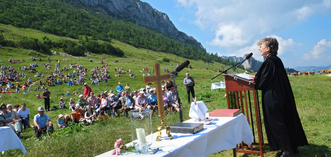 Freiluftgottesdienst auf der Kampenwand in den Chiemgauer Alpen (Bayern) Freiluftgottesdienst auf der Kampenwand in den Chiemgauer Alpen (Bayern)