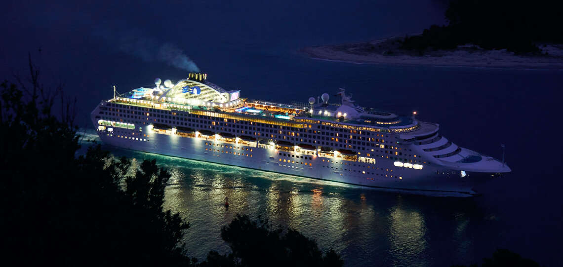 Kreuzfahrtschiff vor Neuseeland bei Nacht Kreuzfahrtschiff vor Neuseeland bei Nacht