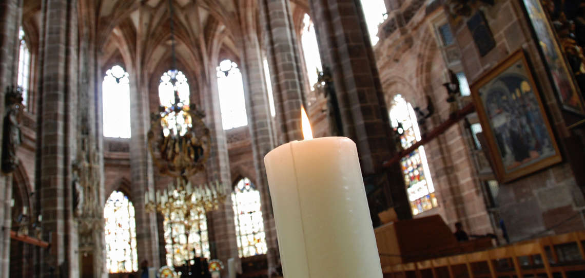 Eine Kerze in der Nürnberger Lorenzkirche