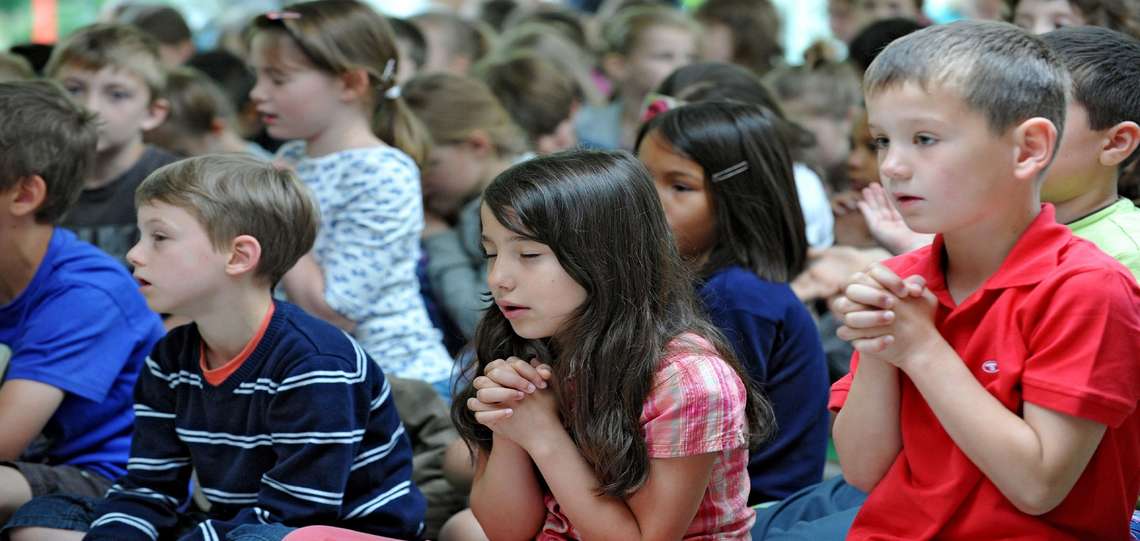 Kinder bei der Morgenandacht in einer evangelischen Schule in Wolfsburg