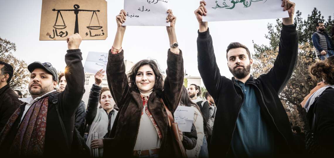 Menschen in Damaskus demonstrieren für ein säkulares Syrien, Demokratie und Gleichberechtigung von Mann und Frau