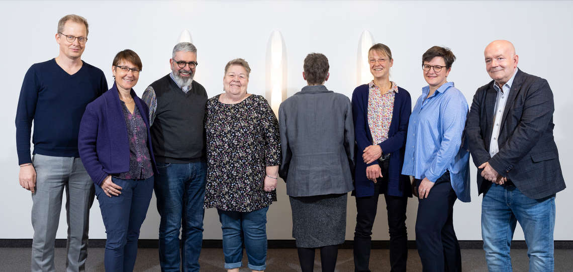 Mitglieder der Betroffenenvertretung des Beteiligungsforums von links nach rechts: Nicolai Blank, Karin Krapp, Matthias Schwarz, Elsa Manuele Nicklas-Beck, Sophia Luise (Pseudonym), Christiane Lange, Nancy Janz, Detlev Zander