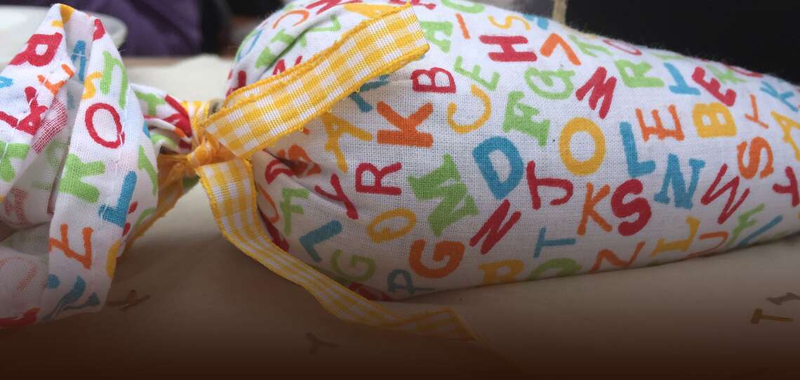 Dekoration für den ersten Schultag, eine kleine, ausgestopfte Schultüte aus Stoff