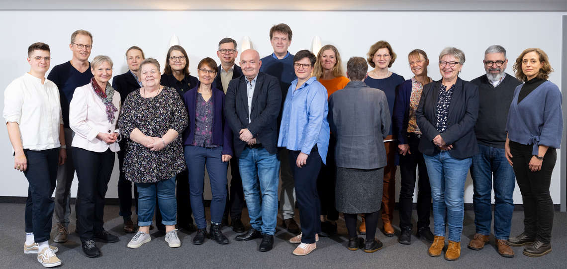 Mitglieder des Beteiligungsforums von links nach rechts: Anna-Nicole Heinrich, Nicolai Blank, Kirsten Fehrs, Anne Gidion, Elsa Manuele Nicklas-Beck, Maria Loheide, Karin Krapp, Christoph Meyns, Detlev Zander, Jan Lemke, Nancy Janz, Franziska Bönsch, Sophi Mitglieder des Beteiligungsforums von links nach rechts: Anna-Nicole Heinrich, Nicolai Blank, Kirsten Fehrs, Anne Gidion, Elsa Manuele Nicklas-Beck, Maria Loheide, Karin Krapp, Christoph Meyns, Detlev Zander, Jan Lemke, Nancy Janz, Franziska Bönsch, Sophi