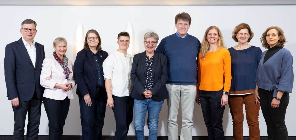Kirchliche Beauftragte im Beteiligungsforum von links nach rechts: Christoph Meyns, Kirsten Fehrs, Maria Loheide, Anna-Nicole Heinrich, Dorothee Wüst, Jan Lemke, Franziska Bönsch, Daniele Fricke, Mareike Dee (Stand 2023) Kirchliche Beauftragte im Beteiligungsforum von links nach rechts: Christoph Meyns, Kirsten Fehrs, Maria Loheide, Anna-Nicole Heinrich, Dorothee Wüst, Jan Lemke, Franziska Bönsch, Daniele Fricke, Mareike Dee (Stand 2023)