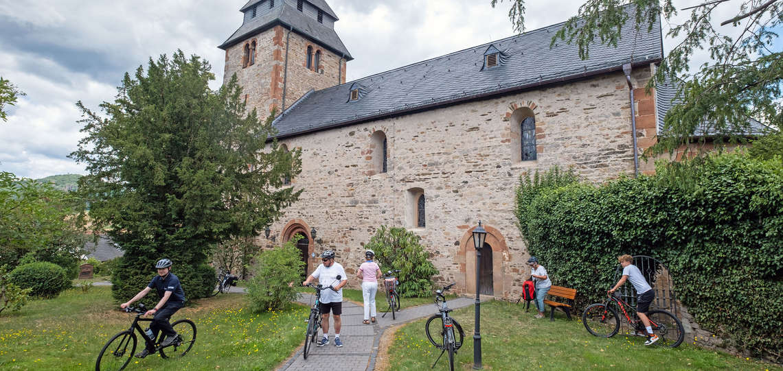 Die evangelische Nikolaikirche in Caldern noerdlich von Marburg ist eine Radwegekirche. Sie liegt direkt am Lahntal-Radweg.