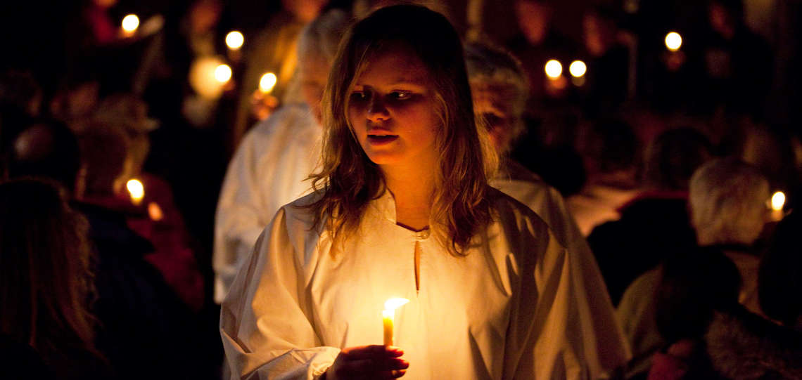 Beim Abschluß des Krippenspiels zieht der Engelschor aus der Kirche