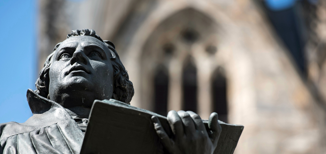 Denkmal des Reformators Martin Luther (1483-1546) vor der Kaufmannskirche in Erfurt.