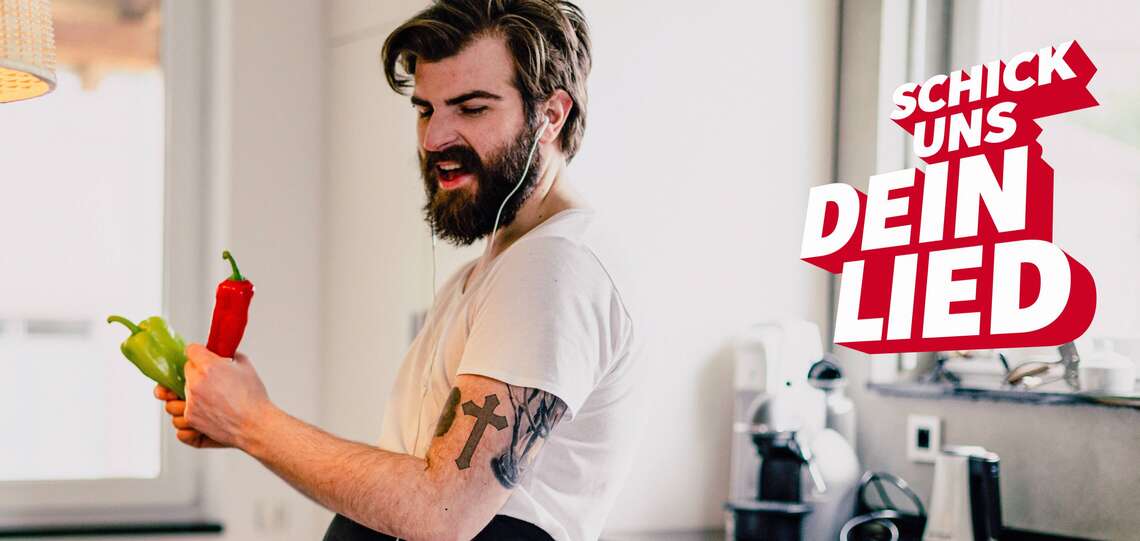 Singender Mann beim Kochen für die Kampagne "Schick uns Dein Lied!" Singender Mann beim Kochen für die Kampagne "Schick uns Dein Lied!"