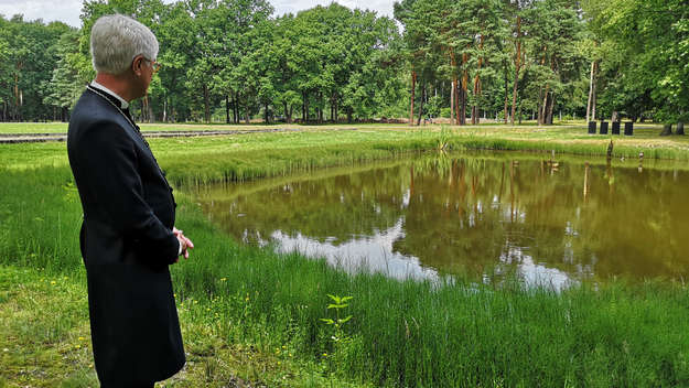 Heinrich Bedford-Strohm vor dem sogenannten „Asche-Teich“ in der Gedenkstätte im Lager Birkenau