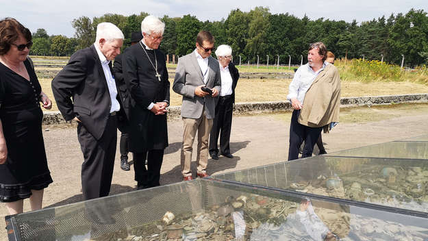 Während der Begehung im ehemaligen Lager Birkenau