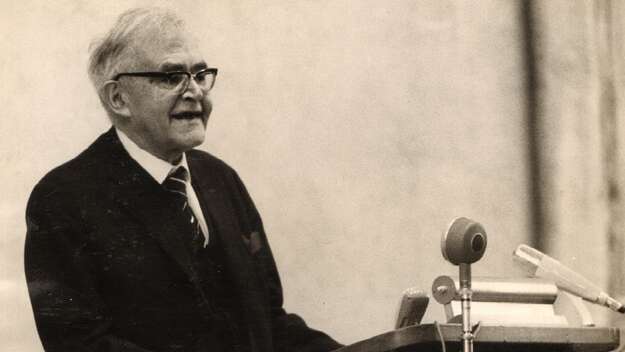 Karl Barth hält eine Vorlesung
