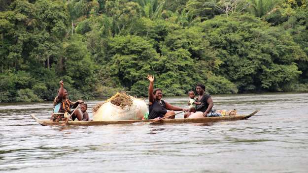 Frauen in Surinam mit einem Boot auf dem Fluss unterwegs